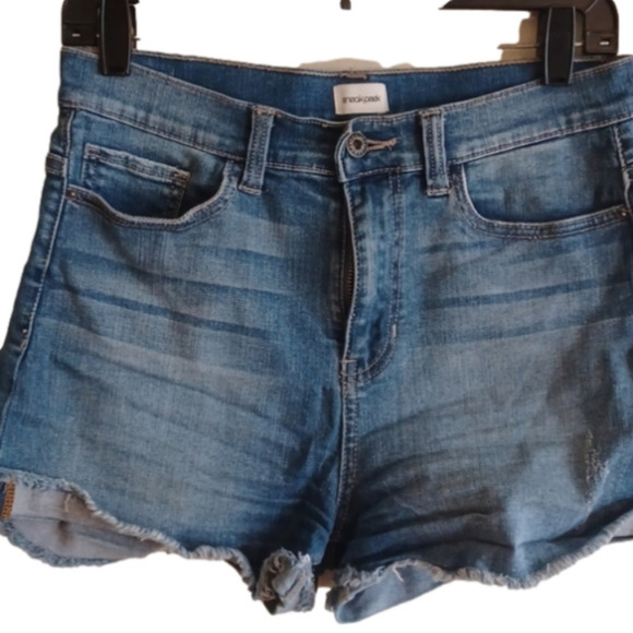 sneek peek dark wash pair of shorts. Freyed hems even. Size medium. - Picture 2 of 9
